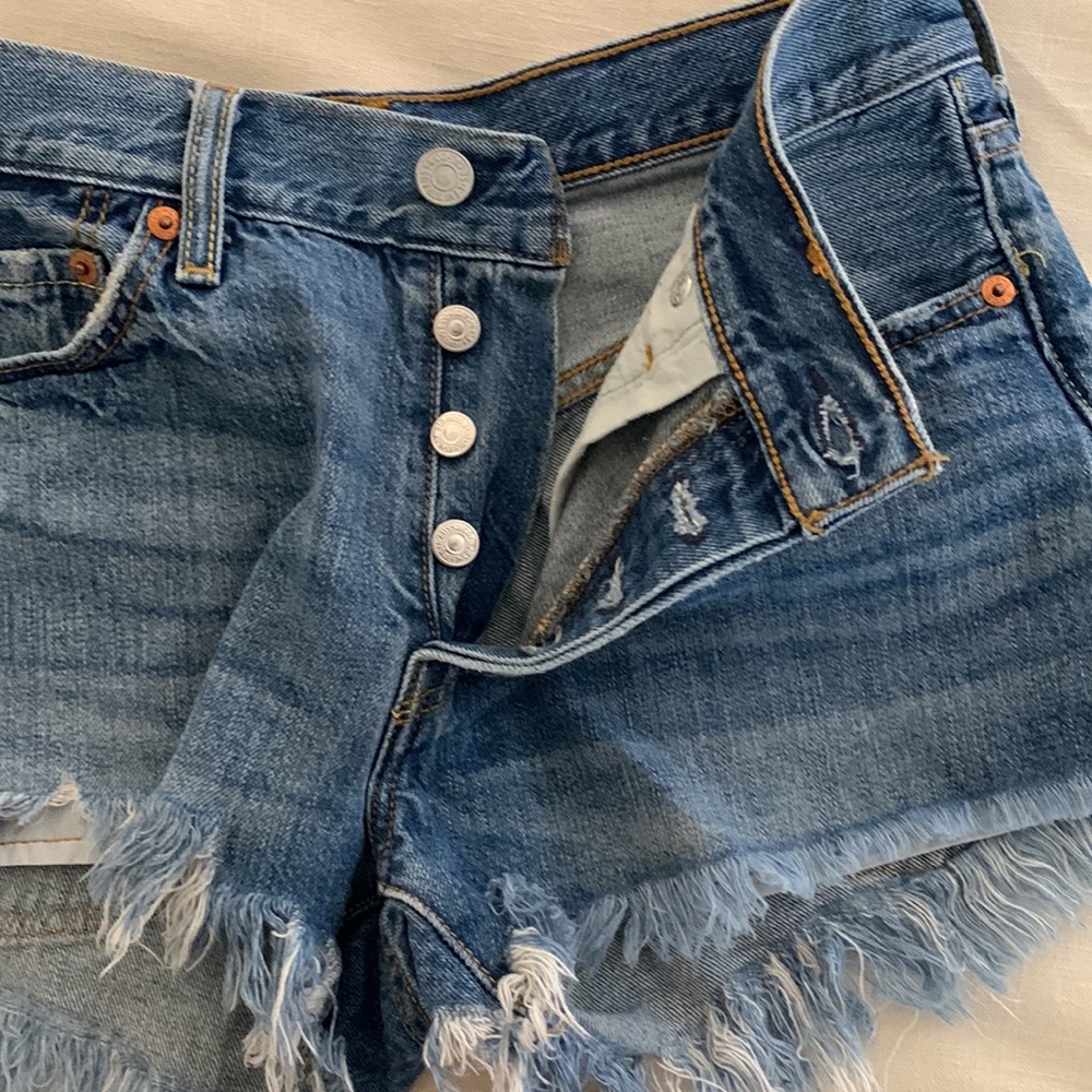 🤍LEVIS DENIM SHORTS - Picture 3 of 7